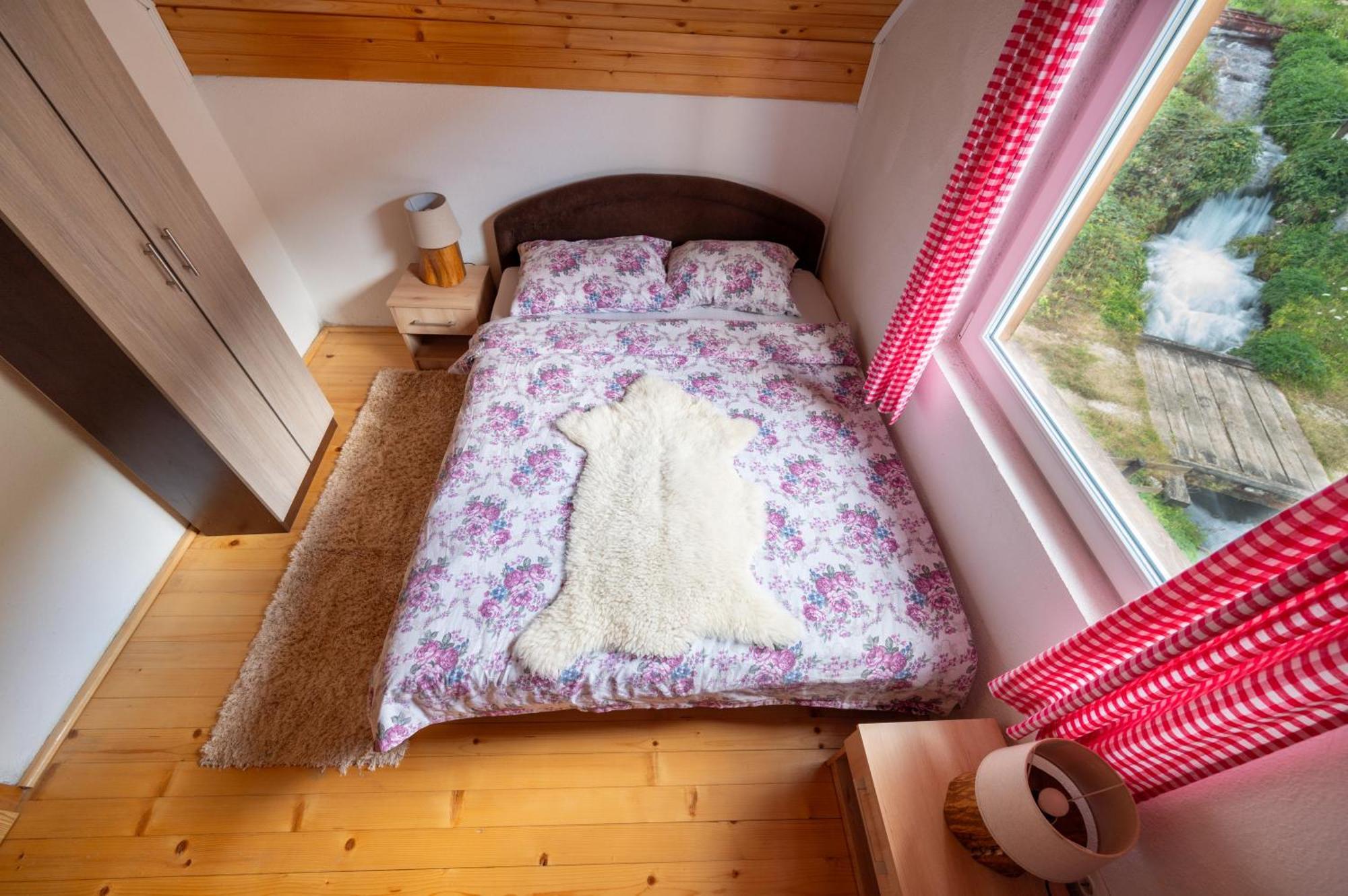 Domacinstvo Na Kraju Svijeta Guest House Sipovo Bagian luar foto