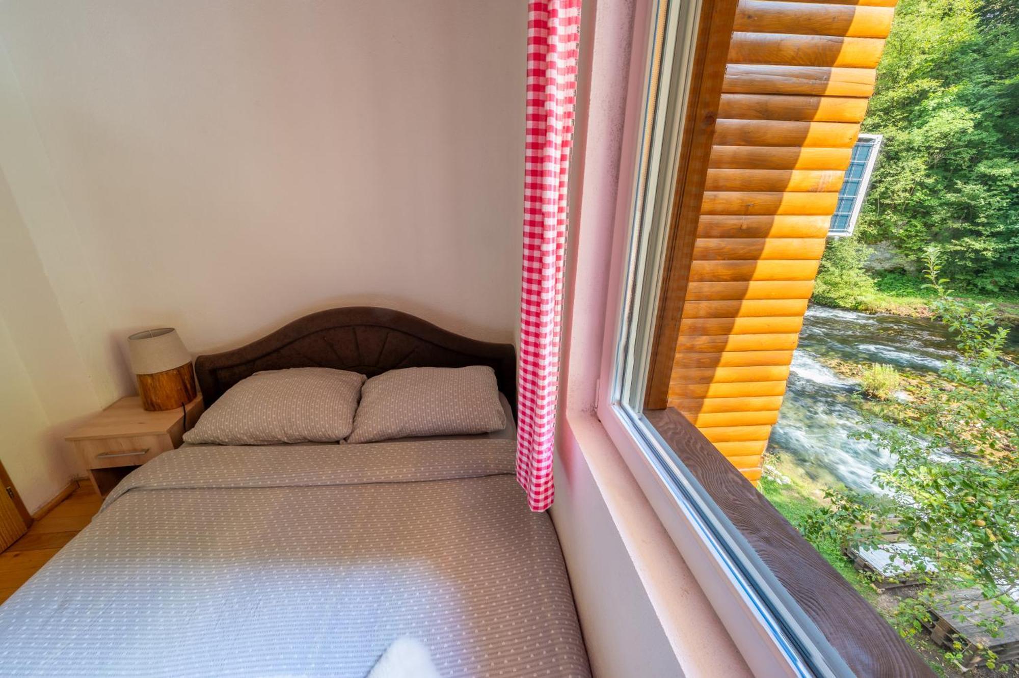 Domacinstvo Na Kraju Svijeta Guest House Sipovo Bagian luar foto
