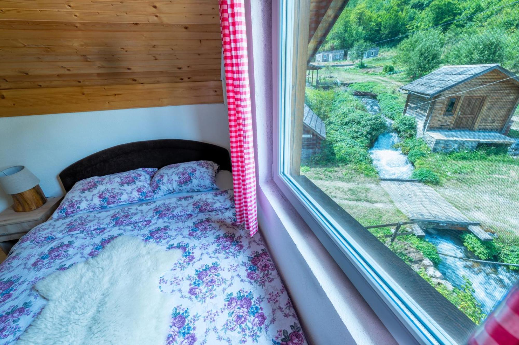 Domacinstvo Na Kraju Svijeta Guest House Sipovo Bagian luar foto