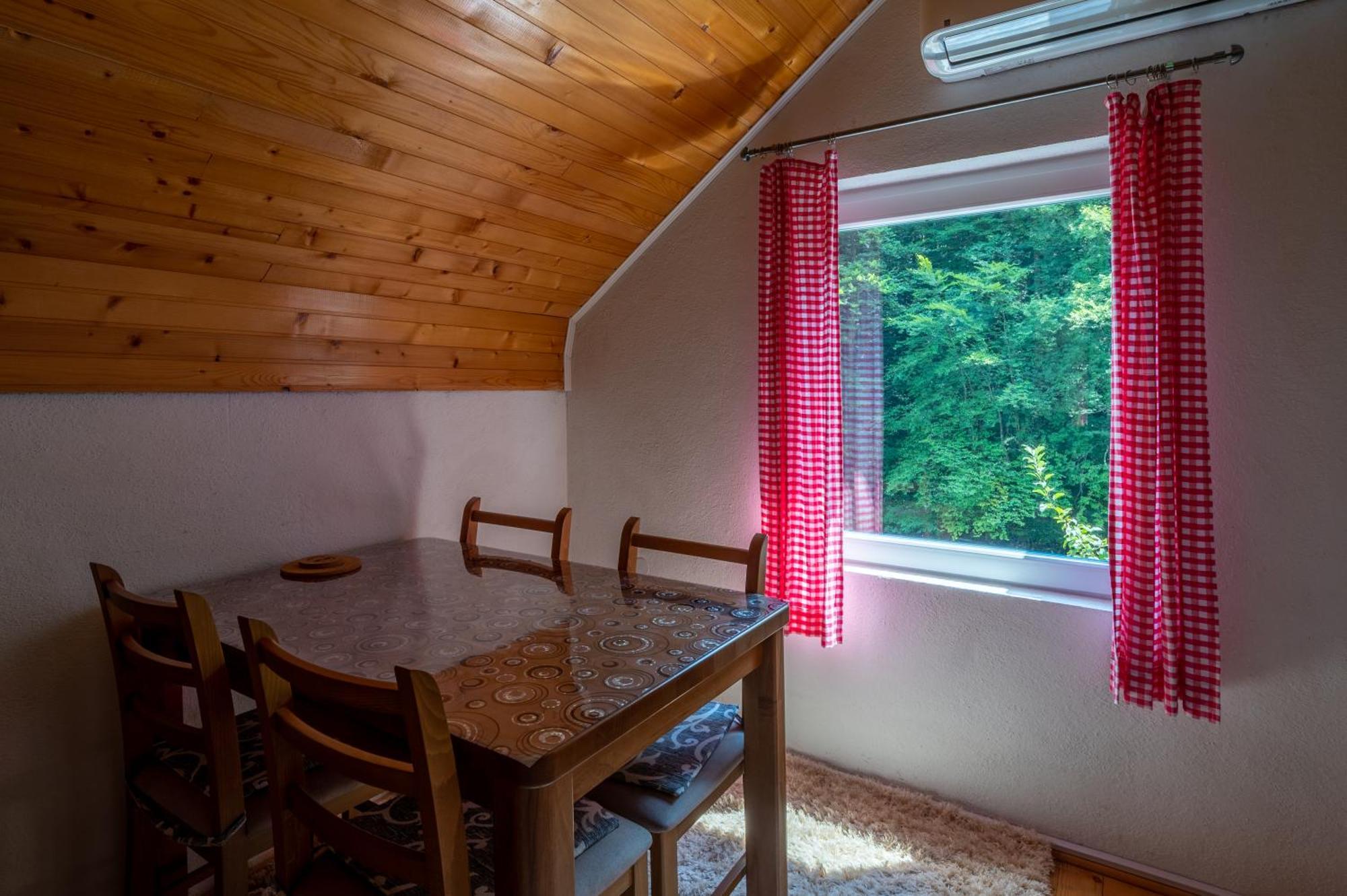 Domacinstvo Na Kraju Svijeta Guest House Sipovo Bagian luar foto