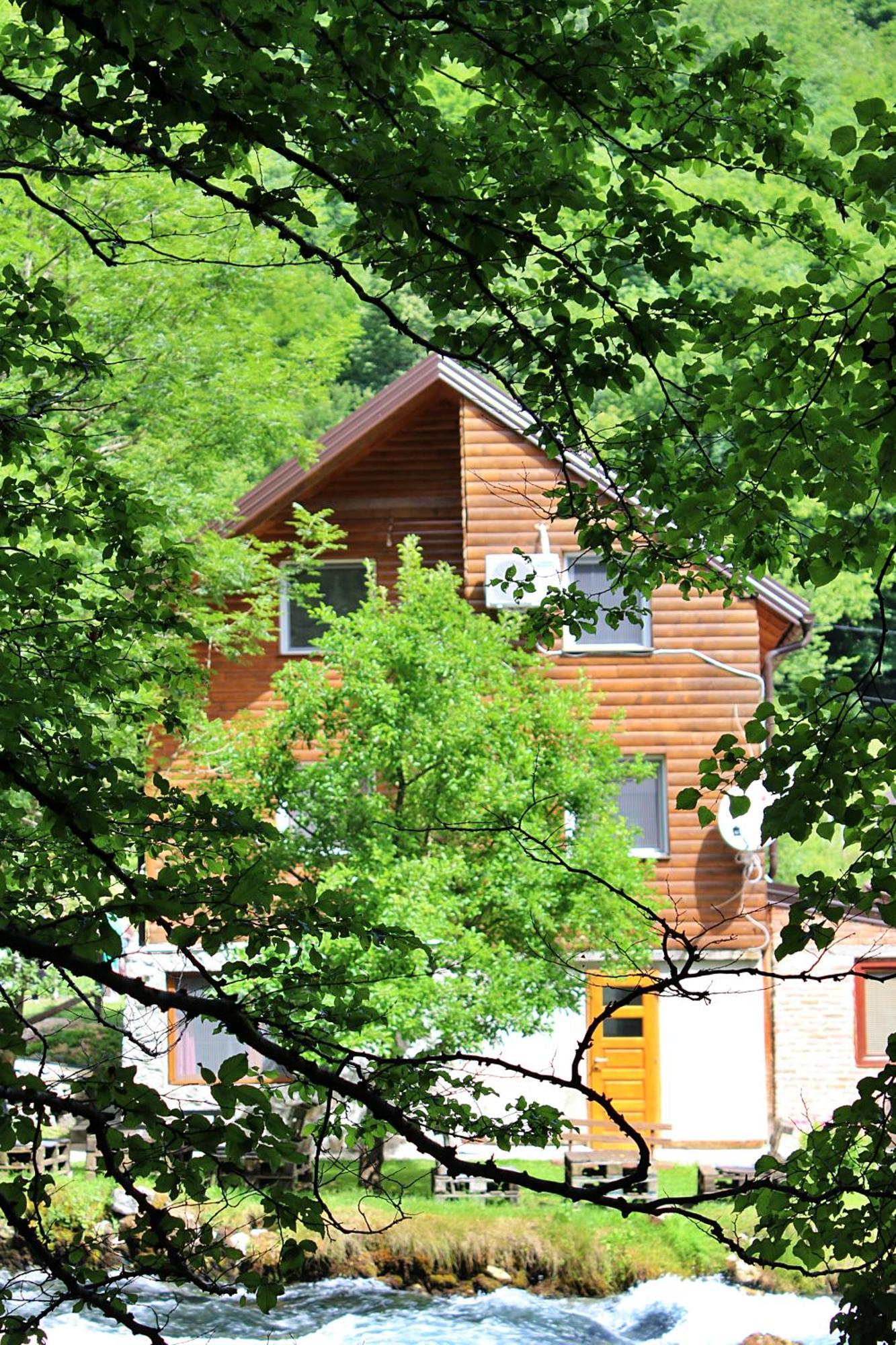 Domacinstvo Na Kraju Svijeta Guest House Sipovo Bagian luar foto