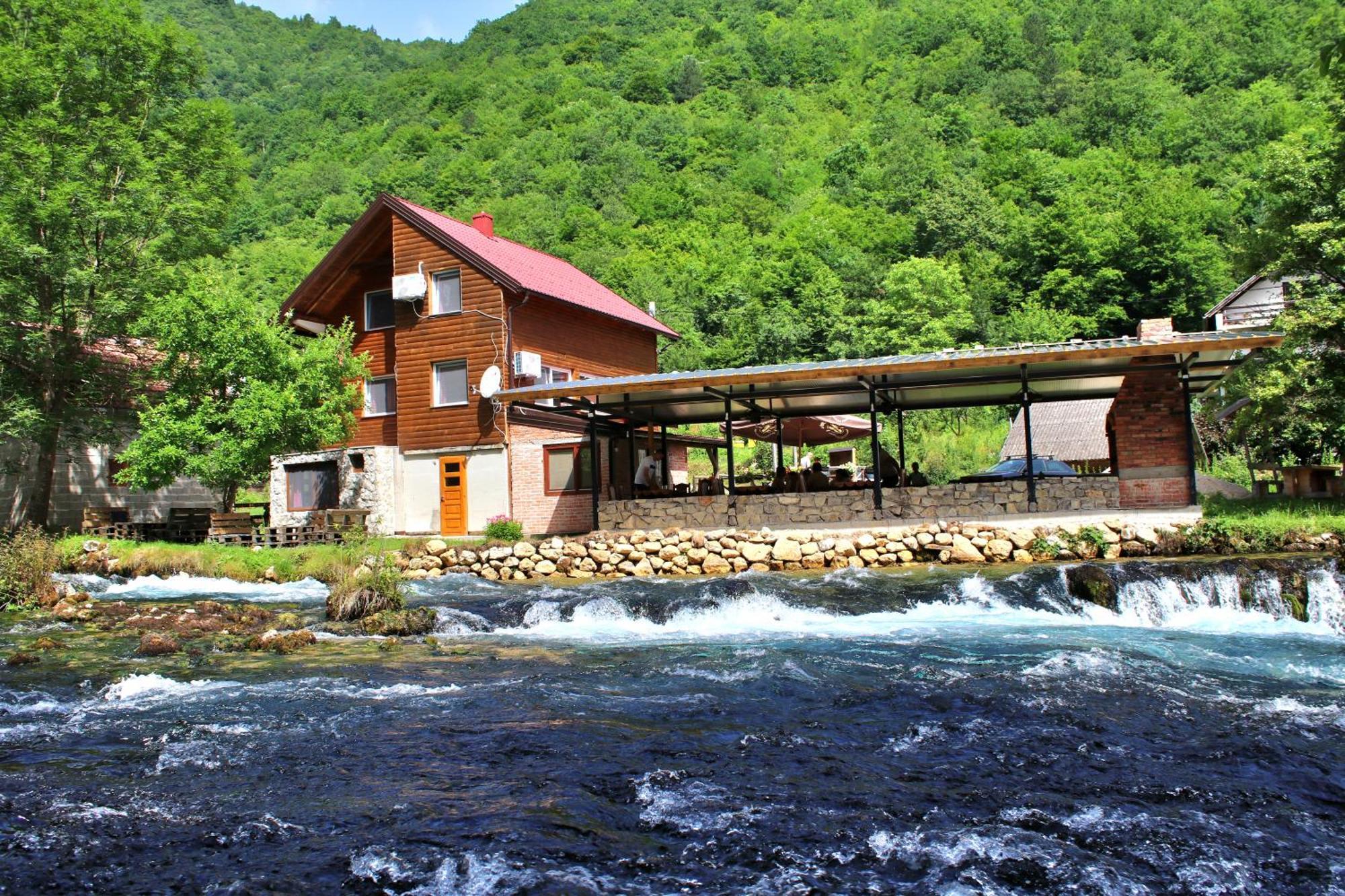 Domacinstvo Na Kraju Svijeta Guest House Sipovo Bagian luar foto