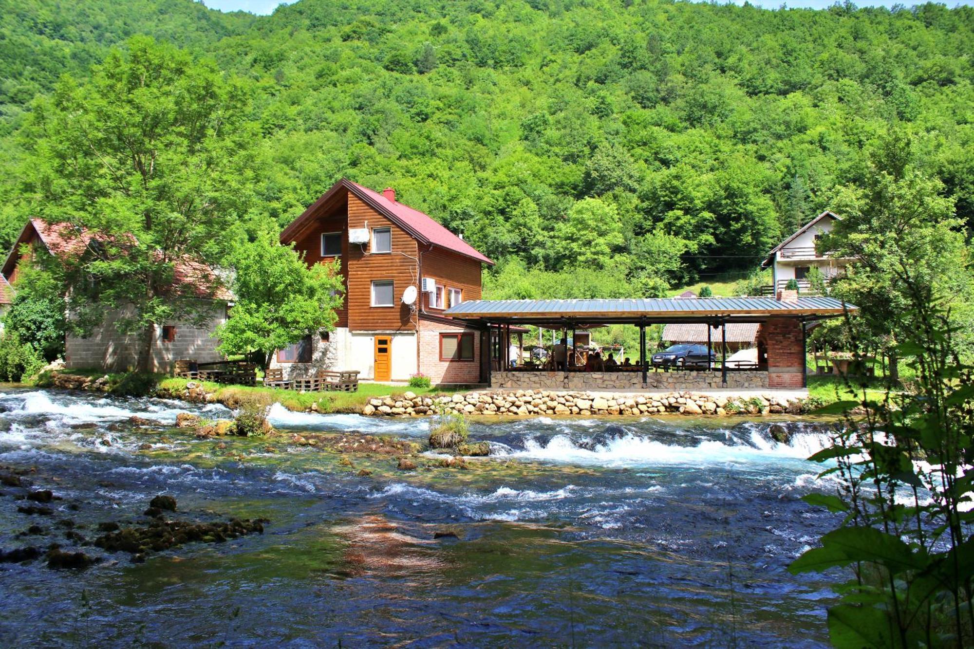Domacinstvo Na Kraju Svijeta Guest House Sipovo Bagian luar foto